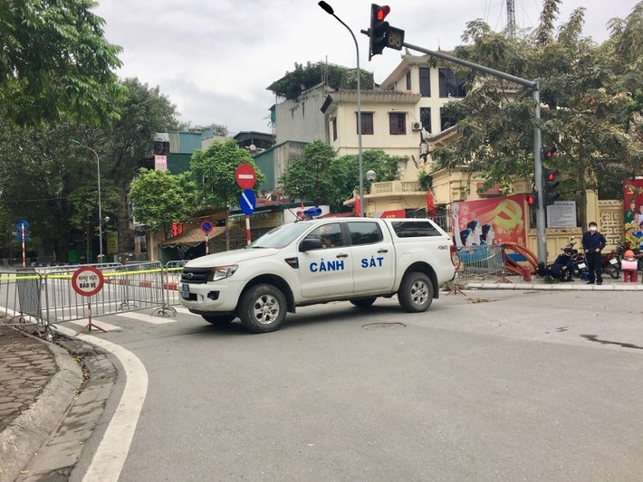 Quận Ba Đình đã quyết định thành lập các Tổ công tác phục vụ cưỡng chế, làm việc với Công ty CP đầu tư xây dựng dân dụng Bắc Nam để xây dựng biện pháp, dự toán kinh phí thực hiện tháo dỡ giai đoạn 2 toàn nhà 8B Lê Trực.