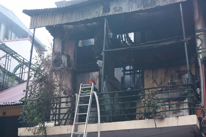 Hiện, nguyên nhân căn nhà 2 tầng nằm trên phố Hàng Ngang bốc cháy đang được cơ quan chức năng điều tra, làm rõ. (Ảnh: Quang Tuyến)