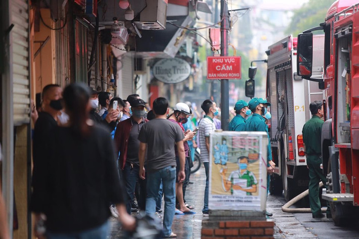 Bất chấp nguy hiểm, nhiều người dân vẫn tụ tập dọc tuyến phố để xem đám cháy. (Ảnh: Quang Tuyến)