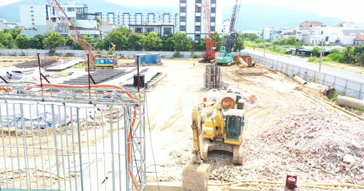 Trước đó, tháng 1/2022, UBND TP.Đà Nẵng đã cấp Giấy chứng nhận đăng ký đầu tư dự án Tổ hợp căn hộ bên bờ sông Hàn cho Công ty CP Tập đoàn Đông Đô. Thời gian hoạt động dự án 50 năm kể từ ngày cấp Giấy chứng nhận đăng ký đầu tư; thời gian hoạt động thử nghiệm, nghiệm thu và vận hành từ tháng 8 – tháng 10/2024.