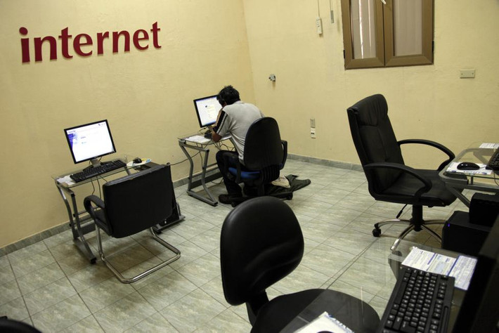 Một người sử dụng Internet ở Cuba lướt mạng tại một chi nhánh của công ty viễn thông quốc doanh ETECSA.
