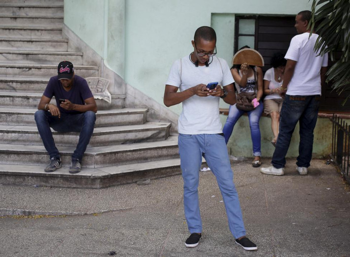 Đây là hình ảnh người dân Cuba lướt mạng Internet tại điểm phát.