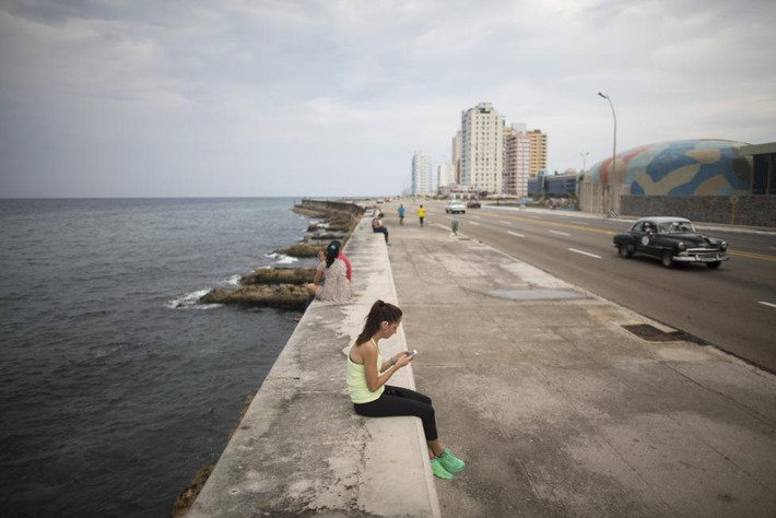 Sinh viên y khoa Yasemin Lawson tới từ Washington lên mạng tại một điểm phát wifi bên bờ biển ở La Habana.