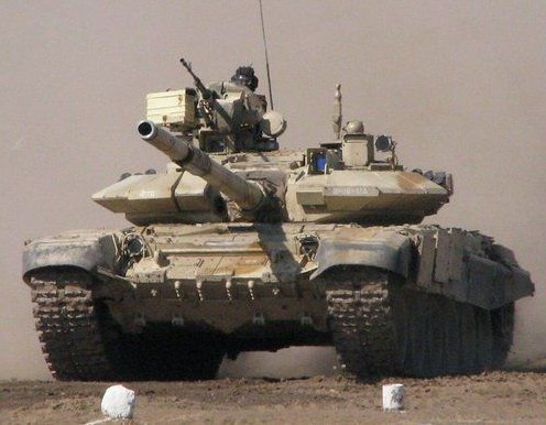 Chưa rõ, chiếc xe tăng chủ lực T-90 gặp tai nạn trong vụ việc là phiên bản T-90 do Nga cung cấp cho Ấn Độ hay là phiên bản xe tăng Ấn Độ tự sản xuất. Thông thường, các phiên bản T-90 do Ấn Độ tự sản xuất sẽ có tỷ lệ lỗi và hỏng hóc cao hơn so với "hàng Nga". Nguồn ảnh: QQ.