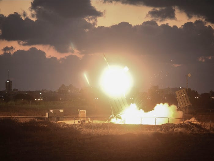 Iron Dome từ lâu đã được coi là hệ thống tên lửa phòng không trứ danh do Israel tự nghiên cứu và phát triển. Hệ thống này có khả năng tác chiến, đánh chặn đủ các loại mục tiêu trong đó bao gồm cả tên lửa cho tới đạn cối. Nguồn ảnh: BI.