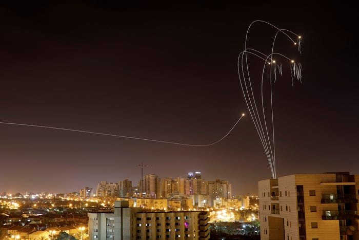 Mặc dù Nga và Israel không hề có xung đột chính thức, tuy nhiên từ những thông tin mà Moscow thu được, Nga hoàn toàn có thể rao bán các thông tin này trên trường chợ đen quốc tế hoặc thiết kế ra hẳn một loại vũ khí đánh vào nhược điểm của Iron Dome. Nguồn ảnh: BI.