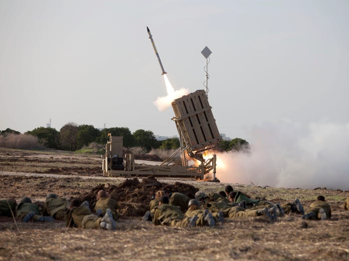 Nếu các điểm yếu của hệ thống Iron Dome rơi vào tay Iran, Israel sẽ rất khó khăn trong việc đối phó với quốc gia này trong tương lai. Nguồn ảnh: BI.
