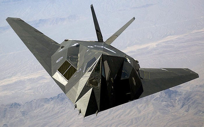 Trong suốt thời gian chiến đấu của mình, Mỹ chỉ mất duy nhất một chiếc F-117 Nighthawk ở Nam Tư. F-117 sau đó đã trở thành kiểu mẫu, giúp nhiều chương trình chiến đấu cơ tàng hình của Mỹ sau này được đóng dấu chấp thuận và Lầu Năm Góc bắt đầu hứng thú với loại máy bay "vô hình" này. Nguồn ảnh: BI.