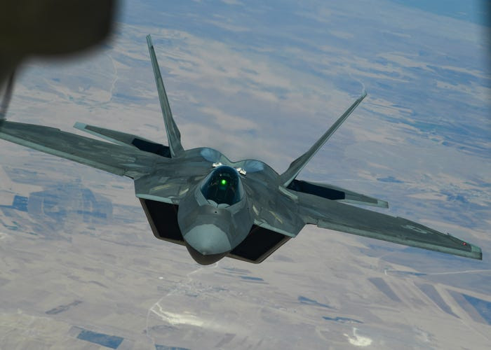 Và cuối cùng là F-22 Raptor - loại máy bay thế hệ năm ra đời mở đầu cho trào lưu nghiên cứu và thiết kế tiêm kích tàng hình trên khắp thế giới. Nguồn ảnh: BI.