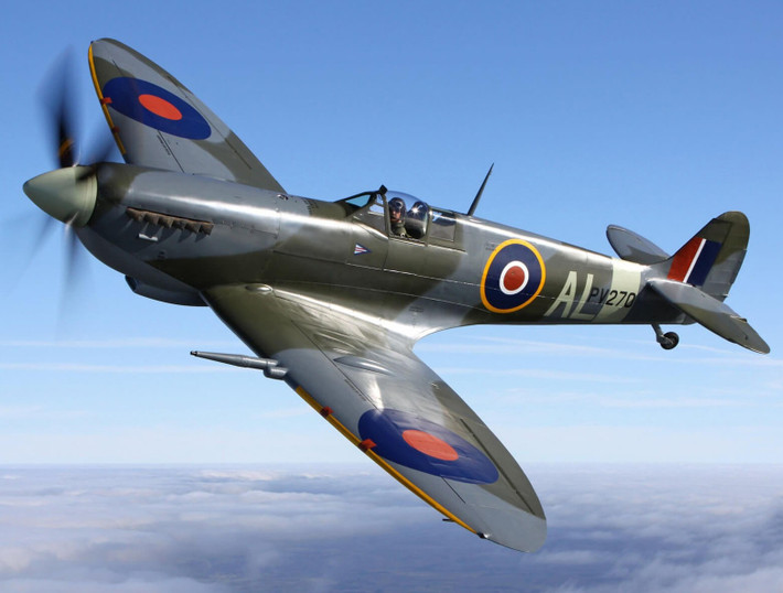 Spitfire là loại chiến đấu cơ đầu tiên trên thế giới có cấu tạo hoàn toàn bằng kim loại, kèm theo đó là động cơ cực kỳ mạnh, cho phép nó "lỳ đòn" trước các máy bay chiến đấu của đối phương. Nguồn ảnh: BI.