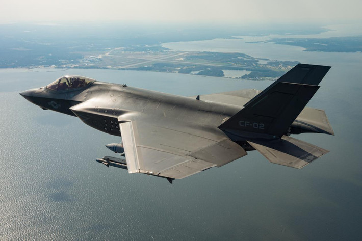 Tổng số lượng chiến đấu cơ tàng hình thế hệ 5 F-35 Lightning II mà Nhật Bản sẽ mua sắm trong giai đoạn trước mắt đã lên tới con số 147, bao gồm cả 42 chiếc F-35B phiên bản cất cánh đường băng ngắn và hạ cánh thẳng đứng (STOVL).