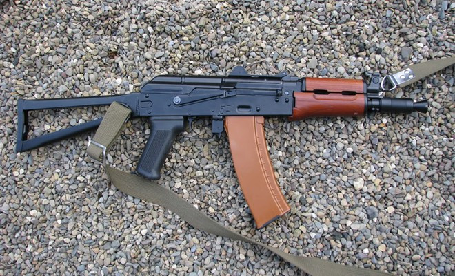 Biến thể báng gập AKS-74 và biến thể carbine AKS-74U. Cấu tạo và nguyên tắc hoạt động giữa hai biến thể này hoàn toàn giống nhau, chỉ khác về độ dài nòng súng và loa che lửa đầu nòng. Ảnh: Zenphotos