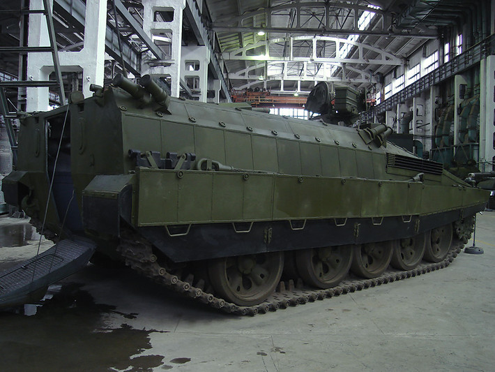 Để trở thành phương tiện chở quân, BMP-55 đã... lộn ngược chiếc xe tăng T-55, biến phần đuôi của T-55 thành đầu của BMP, qua đó thiết kế được hệ thống cửa sau để binh lính lên xuống. Hệ thống tháp pháo của T-55 cũng đã bị loại bỏ ở thiết kế này. Nguồn ảnh: Flickr.