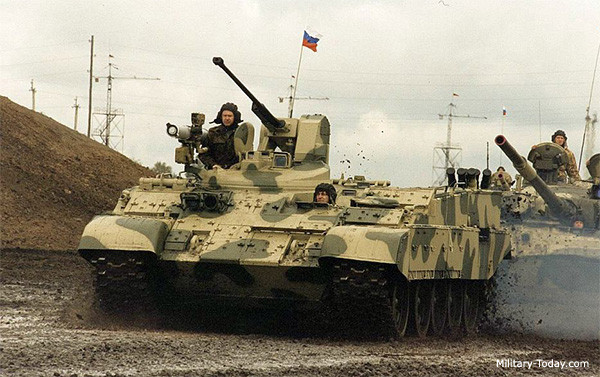 Nga - quê hương của xe tăng T-55 lại lựa chọn một hướng nâng cấp khác, đó là thay thế tháp pháo, đắp thêm giáp để biến xe tăng T-55 thành phương tiện chiến đấu hạng nặng. Nguồn ảnh: Flickr.