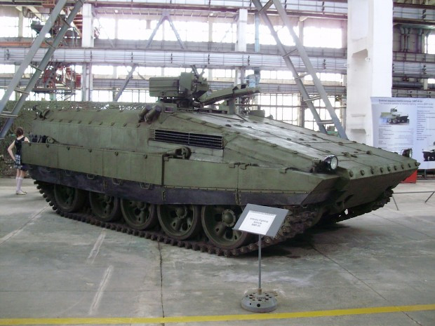 Đầu tiên phải nhắc tới phiên bản BMP-55. Đây là phiên bản xe chiến đấu bộ binh với khả năng chở quân được xây dựng dựa trên khung gầm của xe tăng T-55. Nguồn ảnh: Flickr.