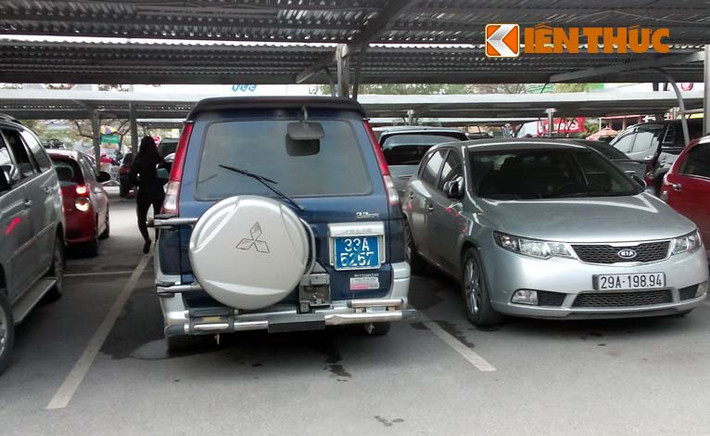 Nhân viên bảo vệ khu vực bãi gửi xe ô tô của siêu thị BgiC Thăng Long cho biết: "Siêu thị BigC Thăng Long không kinh doanh việc trông giữ xe, các bãi xe trong siêu thị nhằm phục vụ khách hàng mua đồ. Các loại xe biển xanh chở người vào đây để vào siêu thị mua đồ Tết".