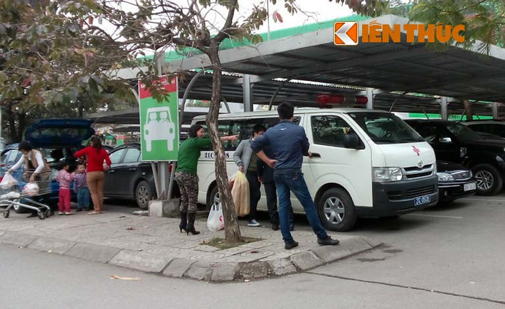 Sau khi sắm xong hàng, những người trong ảnh được một xe cứu thương biển xanh mang BKS 21C- 0508 chờ sẵn để ra về.