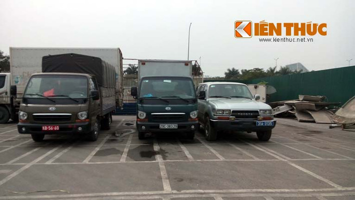Dàn xe biển xanh, biển đỏ xếp hàng trong Big C