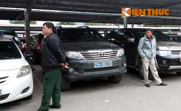 Theo nhân viên trông xe, những chiếc xe biển xanh ngoại tỉnh thường siêu thị mua đồ, đặc biệt là vào thời gian gần Tết.
