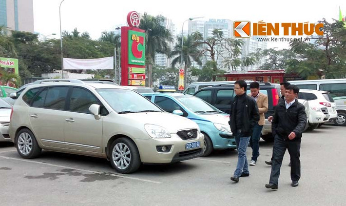 Khách vào siêu thị mua đồ lạ lẫm nhìn những xe biển xanh ở bãi đỗ của Big C.