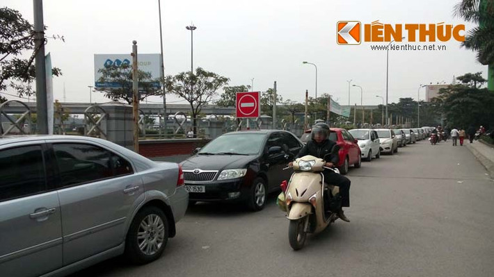 Ghi nhận của PV Kiến Thức, vào khoảng 11h ngày 8/2 (ngày Chủ nhât- PV) ở khu vực bãi gửi xe của siêu thị Big C Thăng Long, quận Cầu Giấy, Hà Nội có hàng loạt xe biển xanh, xe cứu thương ùn ùn chở người vào đây sắm Tết.