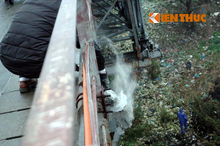 Nhiều người hóa vàng xong cũng mang tro ra ném xuống lòng sông Hồng khiến tro bụi bay mù mịt...