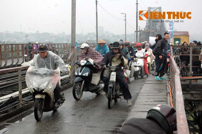 Người tham gia giao thông rất khó chịu vì hít phải khói bụi này.