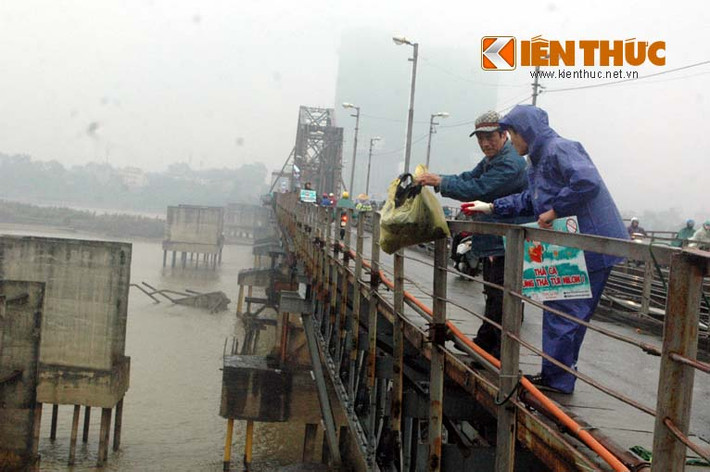 Tuy nhiên, có một số người dân thiếu ý thức vẫn thản nhiên ném cả túi rác xuống sông Hồng...