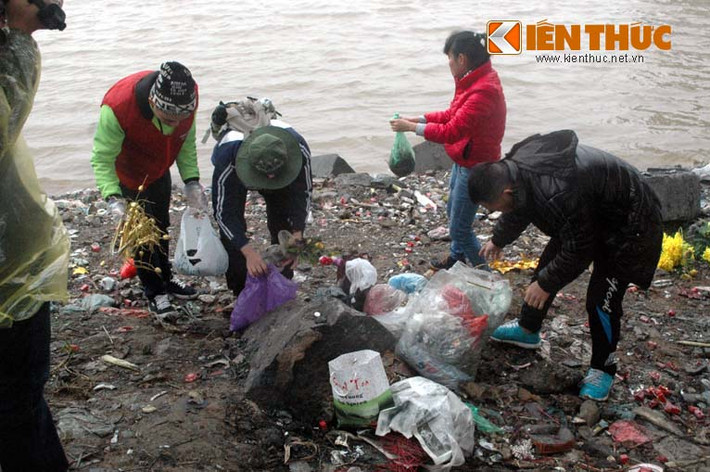 Còn những tàn tro, rác, chai lọ..., nhóm sinh viên này mang xuống bên sông Hồng phân loại rồi bỏ đúng nơi quy định.