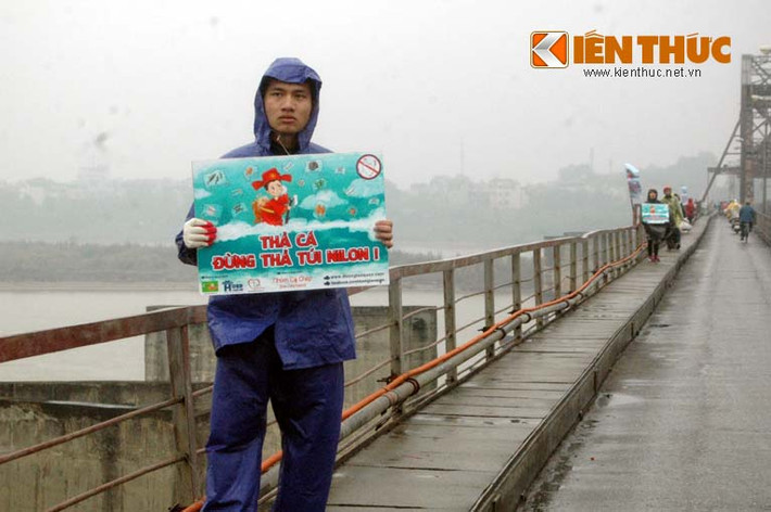 Ghi nhận của PV Kiến Thức vào khoảng 7h ngày 11/2, có hơn 20 sinh viên tình nguyện đứng ở thành cầu Long Biên, Hà Nội mang theo khẩu hiệu "Thả cá, đừng thả túi nilon", đồng thời hướng dẫn người dân cách thả cá bảo vệ môi trường ngày ông Công ông Táo.