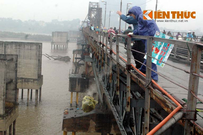 ... dù nhóm sinh viên tình nguyện lại thuyết phục họ để mang bỏ túi rác đúng nơi quy định.