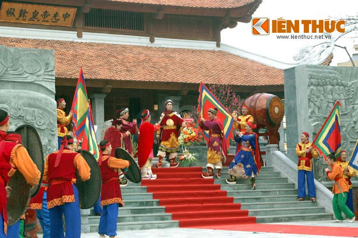Trước hành vi ngang ngược này, Vua Quang Trung - Nguyễn Huệ cùng tướng lĩnh, ba quân...