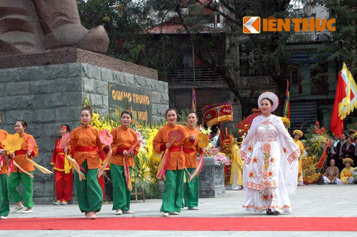 Mùa xuân lại nở hoa trên mảnh đất Thăng Long.