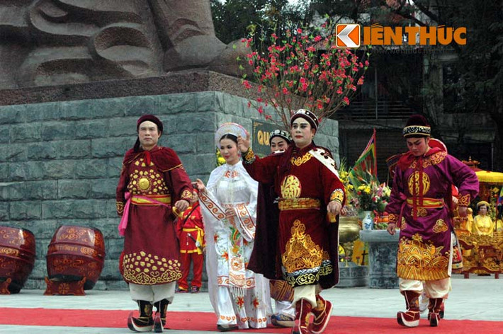Vua Quang Trung - Nguyễn Huệ cùng công chúa Ngọc Hân và các tướng lĩnh tiến hành chúc Tết ba quân cùng người dân.