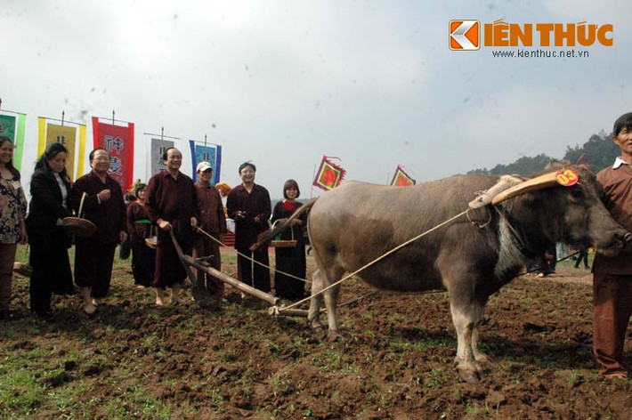 Sau khi Bộ trưởng Hoàng Tuấn Anh cày ruộng khai xuân xong, ông chụp ảnh lưu niệm cùng các lãnh đạo UBND tỉnh Hà Nam.
