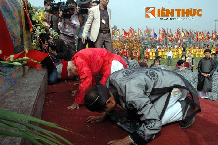 ... kính cẩn xin nhập vai Vua.