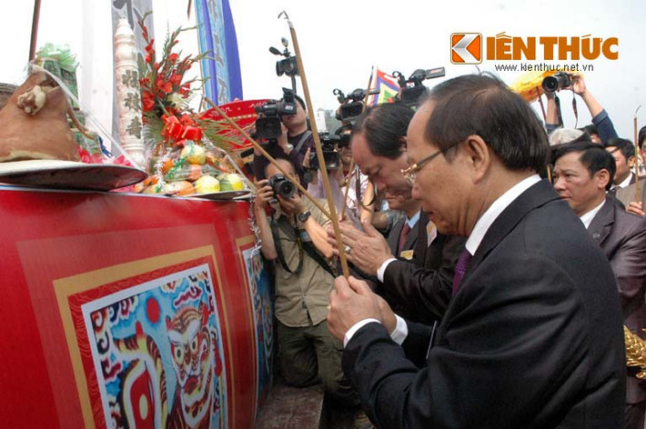 Bộ trưởng Hoàng Tuấn Anh đang dâng hương lên vua Lê Đại Hành, người khởi xướng lễ hội cày ruộng.