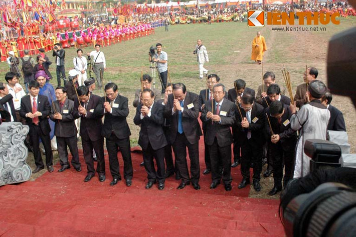 Bộ trưởng VH-TT&DL, ông Hoàng Tuấn Anh (thứ 6 từ trái sang) cùng các lãnh đạo Đảng, Nhà nước và tỉnh Hà Nam... dâng hương khai hội lễ hội Tịch điền.