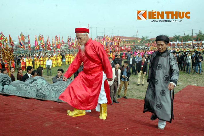 Cụ Đinh Trọng Tế hóa trang thành vua Lê Đại Hành tiến về khu vực thực hiện nghi lễ...