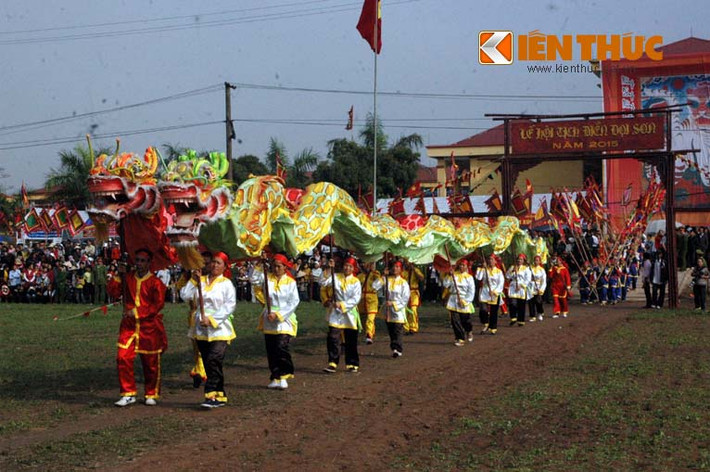 Sáng nay (25/2), lễ hội cày ruộng khai xuân do vua Lê Đại Hành khởi xướng được tái hiện ở chân núi Đọi Sơn, xã Đọi Sơn, huyện Duy Tiên, tỉnh Hà Nam, với những sá cày cùng tiếng trống khai hội xuống đồng rộn ràng.