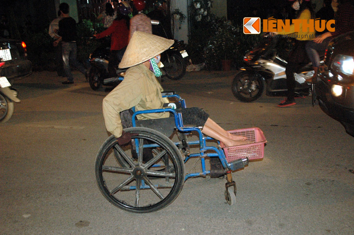 Những nơi vắng khách, người phụ nữ này lăn xe rất nhanh, nhưng nơi đông lại từ từ như người đang trong tình trạng nguy kịch phải nhập viện gấp.