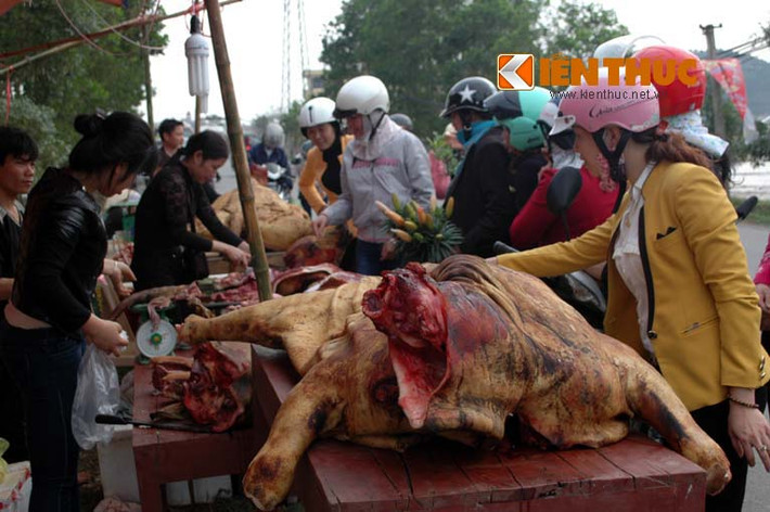 Càng về đêm, khách du xuân chợ Viềng tới mua thịt bê càng đông, còn chủ cửa hàng luôn tay cắt, cân thịt cho khách.