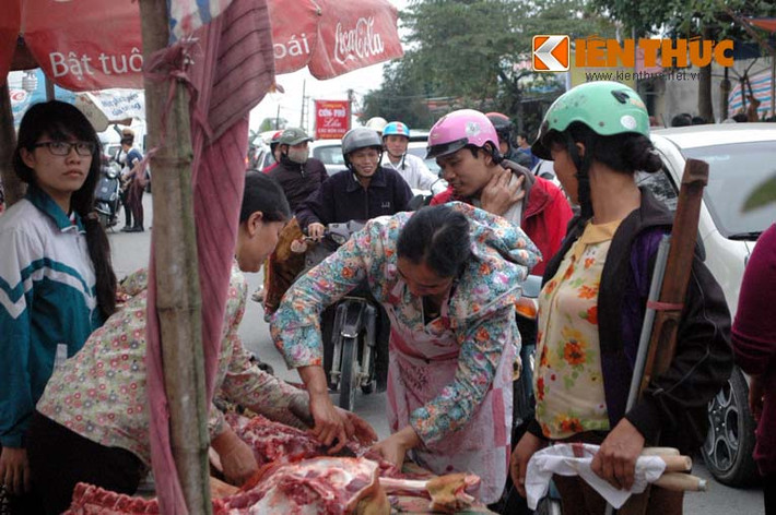 Khách du xuân chợ Viềng nườm nượp lượn qua các quầy bán thịt bê để mua.