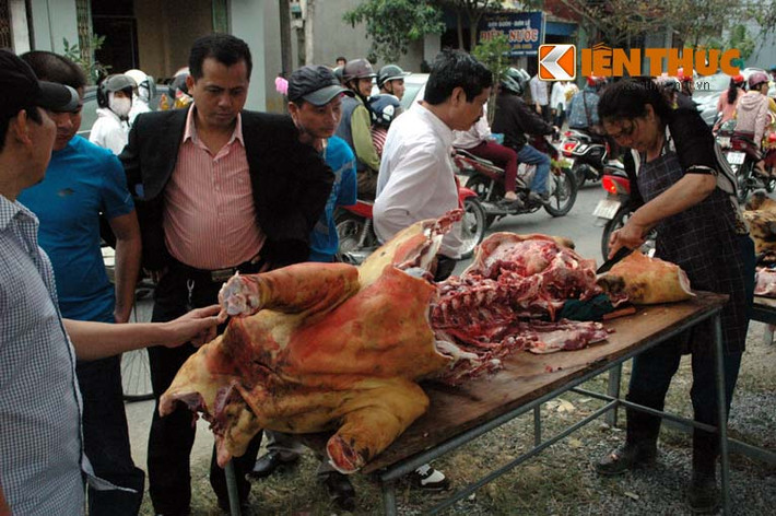 Sau khi thịt bê, gia đình anh Hoàn đưa bê ra bên đường cạnh lối vào chợ Viềng bày bán phục vụ khách du xuân chợ Viềng.