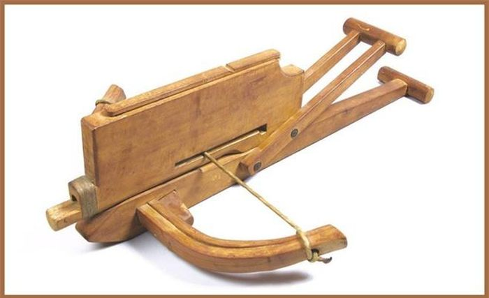 7. Nỏ Gia Cát: Phát minh của Gia Cát Lượng, nỏ này có thể bắn liên tiếp 10 mũi tên chỉ trong 15 giây, với tốc độ và sức sát thương cao.