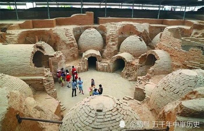 Lăng mộ này có 12 ngôi mộ và nhiều di vật có giá trị.