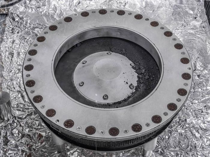 Sau hành trình kéo dài 7 năm, tàu vũ trụ OSIRIS-REx của NASA mang về khoảng 255g mẫu vật từ tiểu hành tinh Bennu, có giá trị cực kỳ đắt đỏ, 132 triệu USD mỗi ounce, tương đương 4,7 triệu USD mỗi gram.
