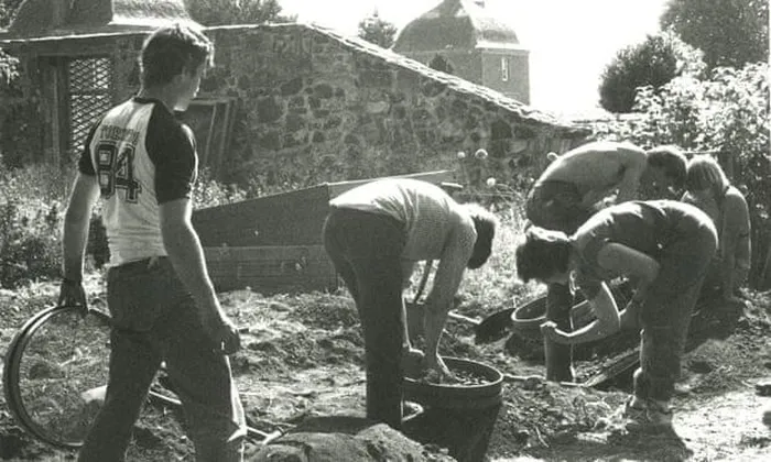 Năm 1952, một sinh viên nam người Anh bị phạt đi đào khoai tây như một hình phạt tại trường Dalhousie ở Scotland.