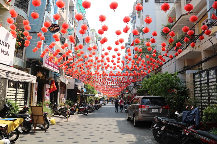 Điểm nhấn thu hút hơn cả của hẻm 18A, đường Nguyễn Thị Minh Khai là tấm lưới với hàng trăm chiếc lồng đèn kết hợp treo lơ lửng trên không.