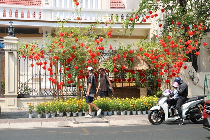 Nhiều du khách thích thú cho biết, các tiểu cảnh ở đây trang trí rất đẹp mắt, nhìn từ xa đã thấy không khí Tết tràn ngập.